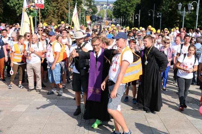 Pielgrzymka diecezji radomskiej - kolumny radomskie