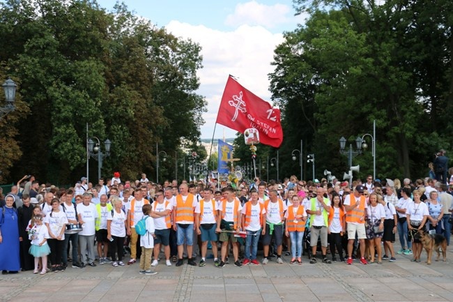 Pielgrzymka diecezji radomskiej - kolumny radomskie