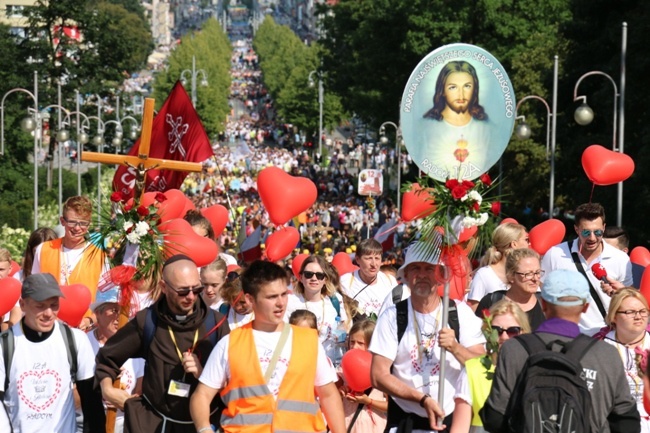 Pielgrzymka diecezji radomskiej - kolumny radomskie