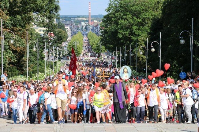 Pielgrzymka diecezji radomskiej - kolumny radomskie