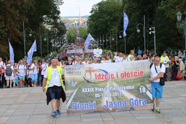 Pielgrzymka diecezji radomskiej - kolumny radomskie