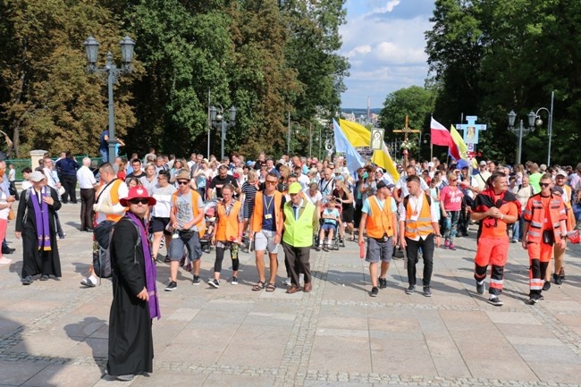 Pielgrzymka diecezji radomskiej - kolumny radomskie