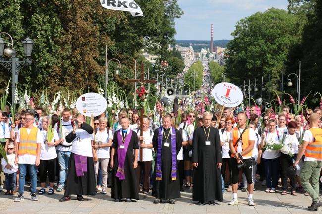 Pielgrzymka diecezji radomskiej - kolumny radomskie