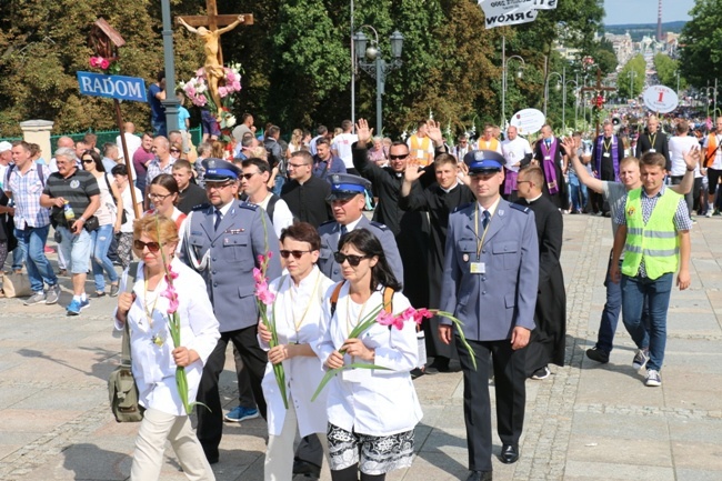 Pielgrzymka diecezji radomskiej - kolumny radomskie