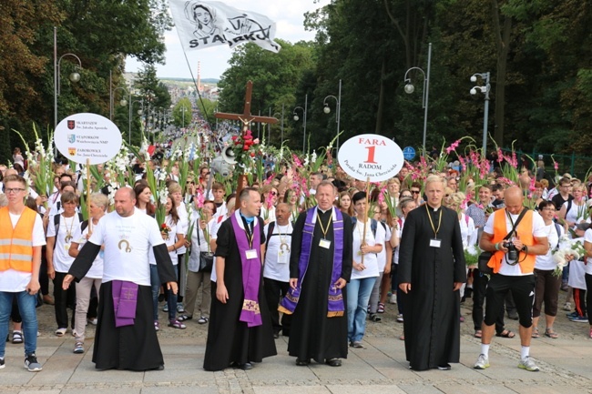 Pielgrzymka diecezji radomskiej - kolumny radomskie