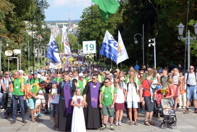 Pielgrzymka diecezji radomskiej - kolumny radomskie