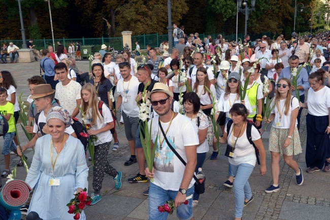 Pielgrzymka diecezji radomskiej - kolumny radomskie