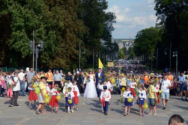 Pielgrzymka diecezji radomskiej - kolumny radomskie