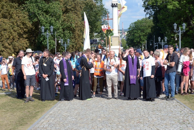 Pielgrzymka diecezji radomskiej - kolumny radomskie