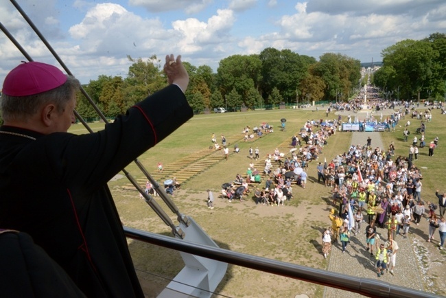 Pielgrzymka diecezji radomskiej - kolumny radomskie