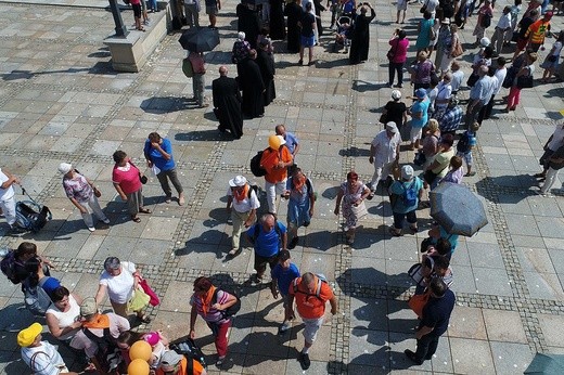 Pielgrzymi na Jasnej Górze - z lotu ptaka