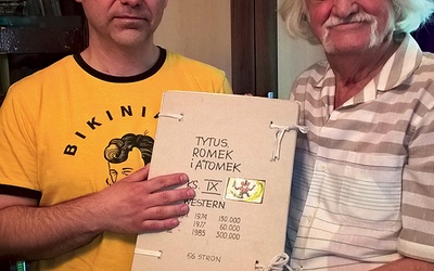 Wojciech Łowicki (z lewej) i Papcio Chmiel prezentują teczkę z oryginalnymi rysunkami do księgi IX „Tytusa, Romka i A’Tomka”.
