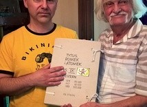 Wojciech Łowicki (z lewej) i Papcio Chmiel prezentują teczkę z oryginalnymi rysunkami do księgi IX „Tytusa, Romka i A’Tomka”.