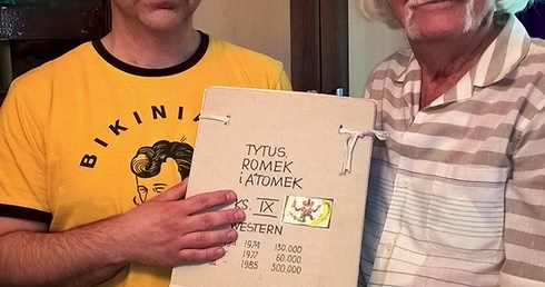 Wojciech Łowicki (z lewej) i Papcio Chmiel prezentują teczkę z oryginalnymi rysunkami do księgi IX „Tytusa, Romka i A’Tomka”.