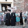 Uczestnicy pielgrzymki z radomskim biskupem pomocniczym.