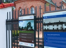 Tablica na ogrodzeniu kościoła św. Wacława przypomina,  że w tym miejscu zgromadzono Żydów przed transportem  do Treblinki.