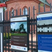 Tablica na ogrodzeniu kościoła św. Wacława przypomina,  że w tym miejscu zgromadzono Żydów przed transportem  do Treblinki.