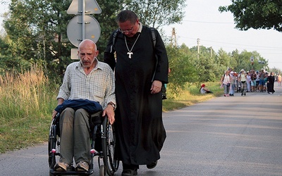 ◄	– Kapłan, jeśli chce, może tu w pełni realizować to, do czego otrzymał święcenia – mówi idący w pielgrzymce bp Grzegorz Ryś.