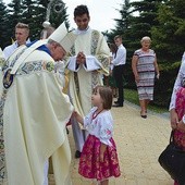 ▲	Na jubileusz parafianie przyszli w ładnych współczesnych orawskich strojach. Metropolita krakowski był nimi zachwycony.