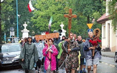 ▼	Przez Skierniewice szła Piesza Pielgrzymka Ewangelizacyjna z Pabianic  do Niepokalanowa.