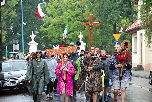 ▼	Przez Skierniewice szła Piesza Pielgrzymka Ewangelizacyjna z Pabianic  do Niepokalanowa.