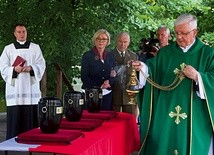 Urny poświęcił  ks. Marian Kopko, kustosz sanktuarium maryjnego.