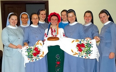 Siostry z Polski z s. Viktoriją w stroju ukraińskim.