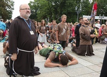 ▲	Najszczęśliwszym momentem po wielu dniach pokutnej wędrówki jest przyjście do Maryi.