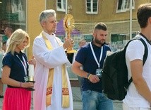 	Ks. Paweł Zięba wniósł na starówkę Najświętszy Sakrament. 