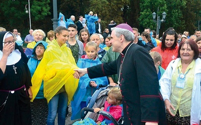 Pielgrzymów witał bp Krzysztof Nitkiewicz. 