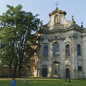 Rozmachem zachwyca barokowa fasada kościoła Świętej Trójcy.