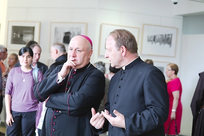 Bp Piotr Greger i ks. Jan Nowak na otwarciu wystawy.