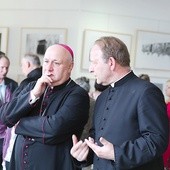 Bp Piotr Greger i ks. Jan Nowak na otwarciu wystawy.