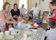 Agata Markowska (z lewej)  i rodziny podczas warsztatów serowarskich.