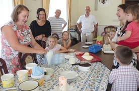 Agata Markowska (z lewej)  i rodziny podczas warsztatów serowarskich.