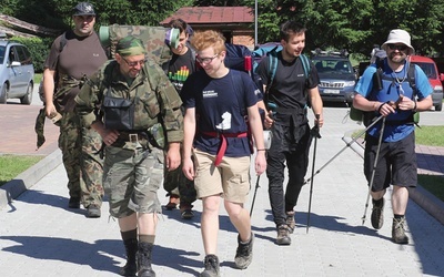 Trzy duety – ojciec i syn – wędrują z korbielowskiego klasztoru dominikanów na Pilsko.