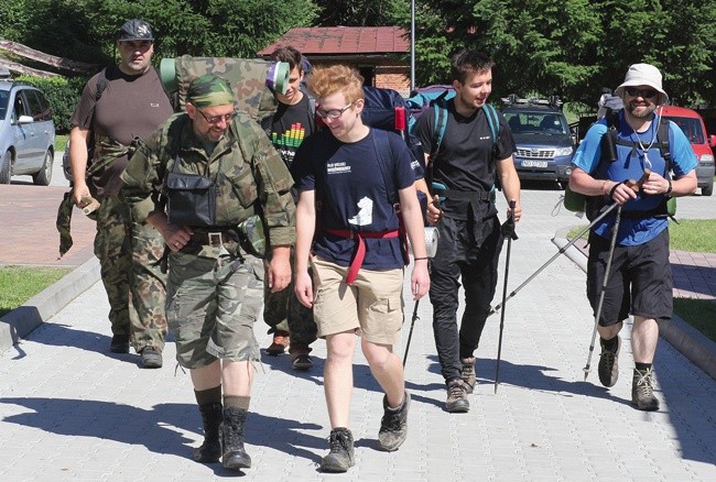 Trzy duety – ojciec i syn – wędrują z korbielowskiego klasztoru dominikanów na Pilsko.