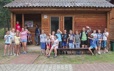 ▲	 Koloniści przed jednym z domków. W tym miejscu nie tylko wypoczywają i bawią się, ale i uczą się utrzymania porządku.