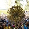 ▼	Przy relikwiach  św. Stanisława Kostki gromadzą się co roku  we wrześniu dzieci i młodzież.