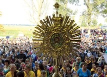 ▼	Przy relikwiach  św. Stanisława Kostki gromadzą się co roku  we wrześniu dzieci i młodzież.