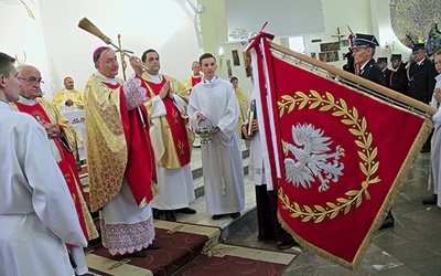 ◄	Biskup poświęcił także nowy sztandar gminy.