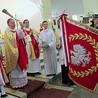 ◄	Biskup poświęcił także nowy sztandar gminy.