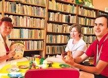 Janina Stoszko  i Dorota Prokop opowiadają Piotrowi Firlejowi o warsztatach w bibliotece.