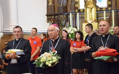 Bp Andrzej F. Dziuba ogłosił nowym przewodnikiem ŁPPM ks. Tomasza Stępniaka (po lewej). Zastąpi on ks. Rafała Babickiego (po prawej)