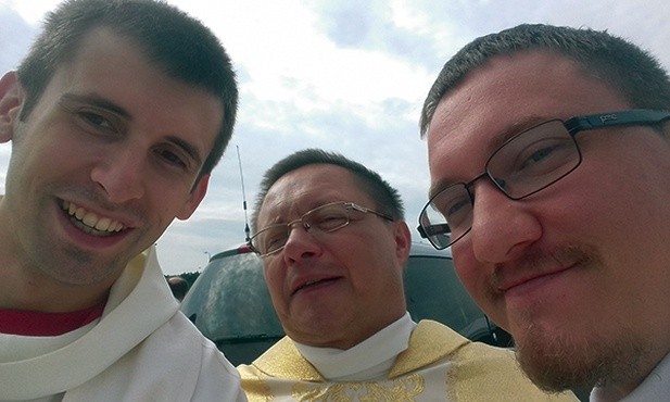Na Przystanku nie mogło zabraknąć bp. Grzegorza Rysia.  Z lewej ks. Mateusz, z prawej ks. Dawid.
