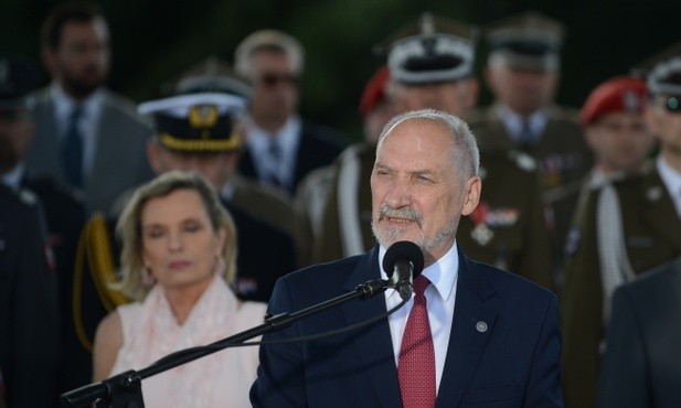 Macierewicz: W Warszawie musi stanąć kolumna chwały Wojska Polskiego