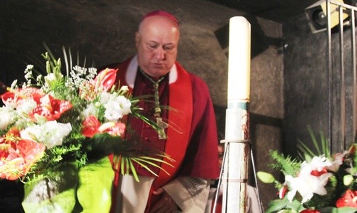 Kwiaty w celi nr 18 bunkra głodowego składa bp Piotr Greger