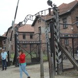 Do skandalicznego zachowania doszło w sąsiedztwie głównej bramy do obozu Auschwitz I.