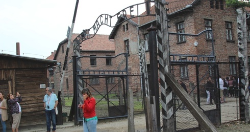 Do skandalicznego zachowania doszło w sąsiedztwie głównej bramy do obozu Auschwitz I.