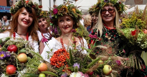 Bukiety przyniosły nawet na głowie!